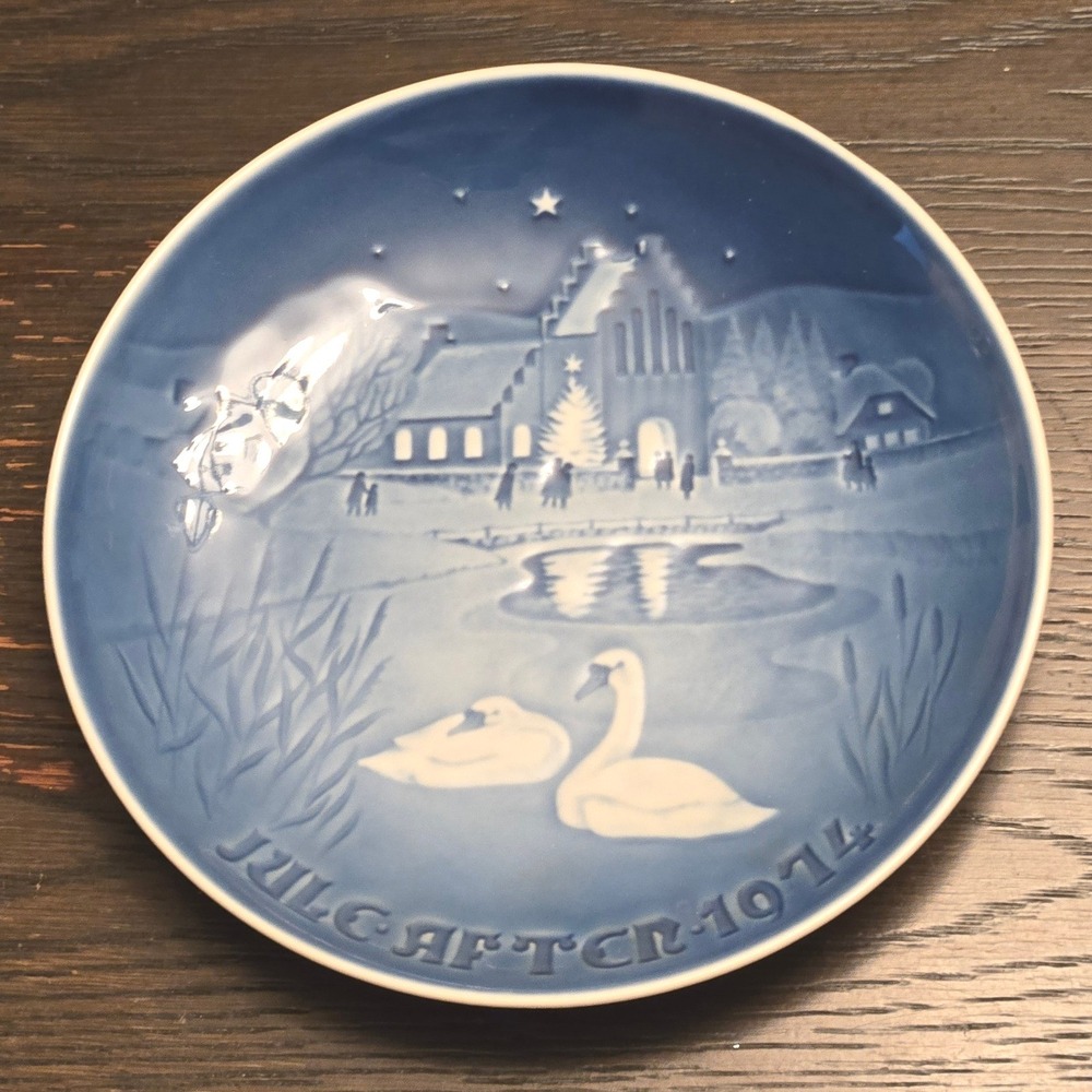 1974 Bing & Grondahl Xmas in the Village Blue White Porcelain Collector Plate